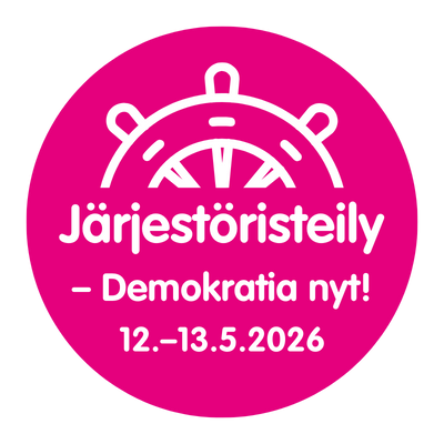 Pyöreä pinkki tunnus, jossa valkoinen laivan ruotikuvio yläosassa ja teksti "Järjestöristeily" keskellä, alla "- Demokratia nyt!" ja päivämäärät "12.–13.5.2026".