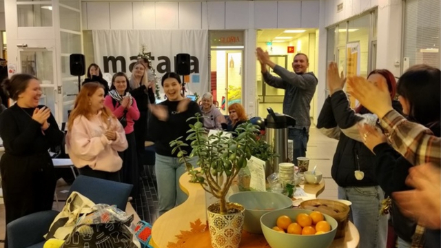 Korkeakouluopiskelijoita osallistumassa aktiiviseen taukoon.