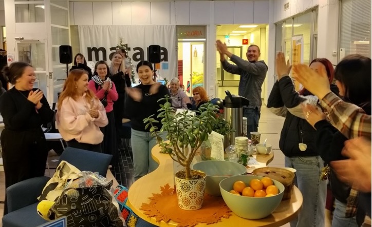 Korkeakouluopiskelijoita osallistumassa aktiiviseen taukoon.