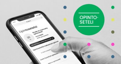 Kädessä oleva kännykkä. jossa näkyy opin.fi-palvelu ja logo Opintoseteli.
