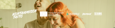 Vaaleasävyinen vaakabanneri, jossa kaksi nuorta hymyilevät ja nojaavat toisiaan kohti; vasemmassa yläkulmassa teksti "Kohtaamisen taito", keskellä Euroopan unionin rahoitusmerkki ja oikeassa reunassa HUMAK- ja SEAMK-logot.