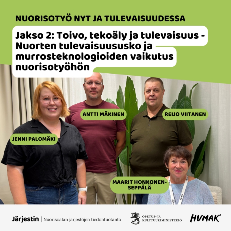 Neljä hymyilevää aikuista (kaksi naista ja kaksi miestä) ryhmäkuvassa sisätilassa viherkasvien edessä, vaaleanvihreällä taustalla yläreunassa tekstit "NUORISOTYÖ NYT JA TULEVAISUUDESSA" ja "Jakso 2: Toivo, tekoäly ja tulevaisuus - Nuorten tulevaisuususko ja murrosteknologioiden vaikutus nuorisotyöhön", kunkin henkilön kohdalla näkyvät nimilaatat ja alareunassa järjestäjä- ja rahoittajalogot.