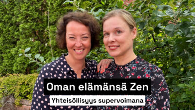 Kaksi henkilöä katsoo hymyillen kameraan.