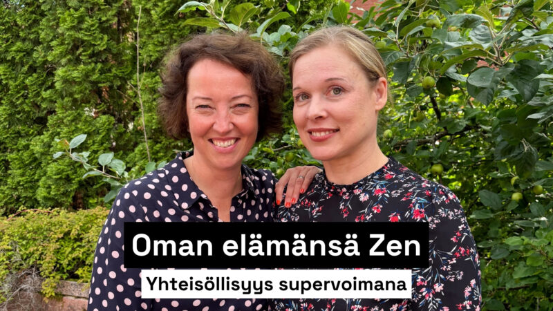 Kaksi henkilöä katsoo hymyillen kameraan.